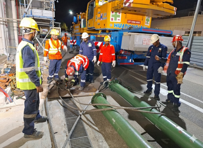 Rigging team preparing for a heavy lift